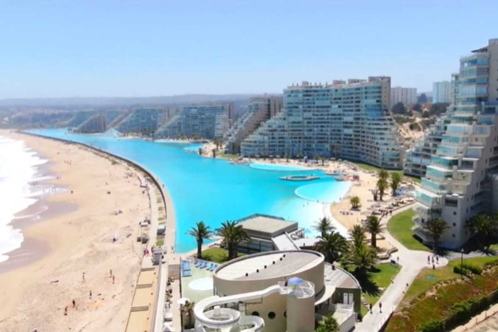 A maior piscina do mundo tem 1 km de extensão