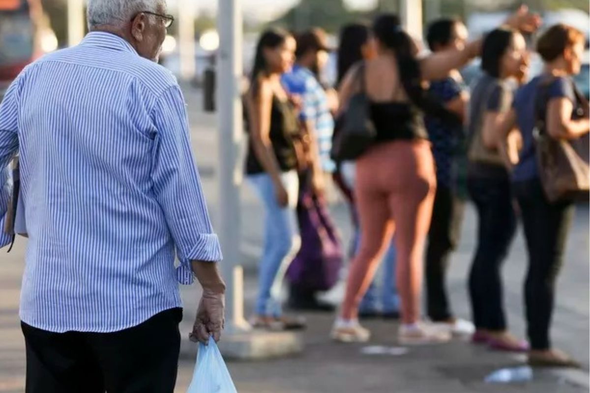 Não é amargura, nem frieza: por que muitos homens mais velhos carregam uma raiva silenciosa, segundo a psicologia