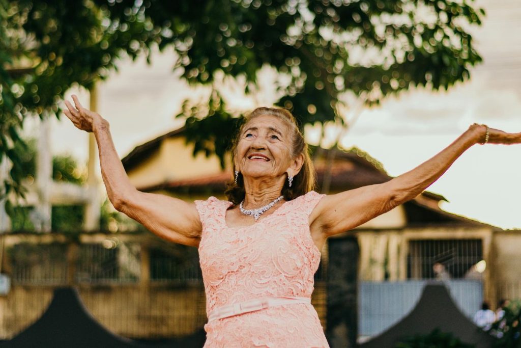 pessoas mais felizes depois dos 70 anos
