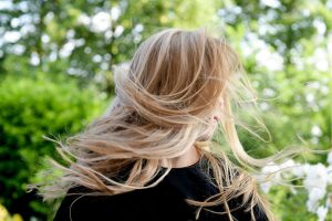 diferentes tons de loiro e cria efeito sofisticado e natural