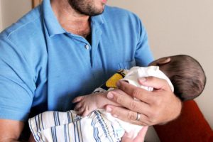 Senado aprova proposta que amplia licença e cria salário-paternidade no Brasil