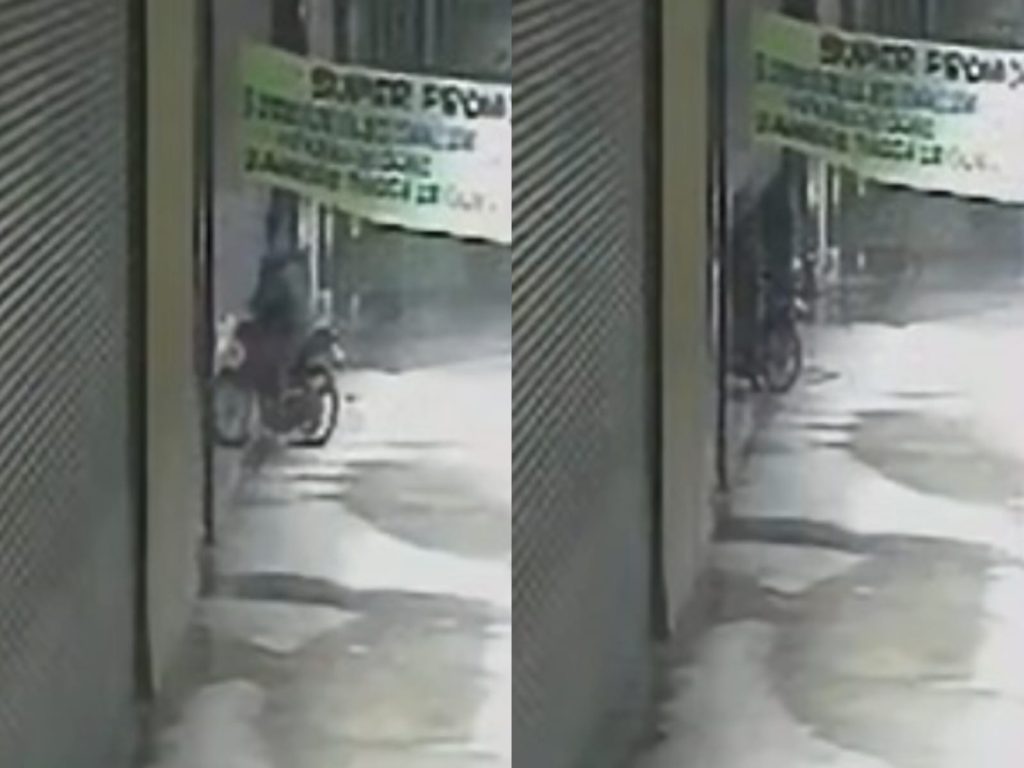 Motociclista foi flagrado pelas câmeras em surto colidindo contra os portões. (Foto: Reprodução)