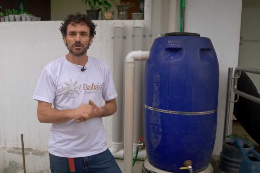 Família cria sistema simples que capta água da chuva e reduz conta de água