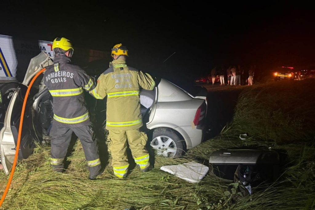 Carro bate em carreta na GO-164 e duas pessoas morrem presas às ferragens