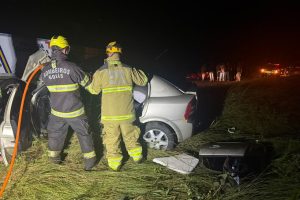 Carro bate em carreta na GO-164 e duas pessoas morrem presas às ferragens