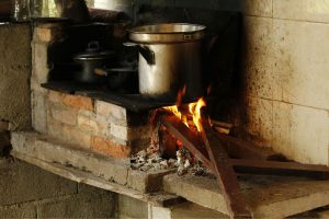 Brasileiros que usam fogão a lenha podem receber multa