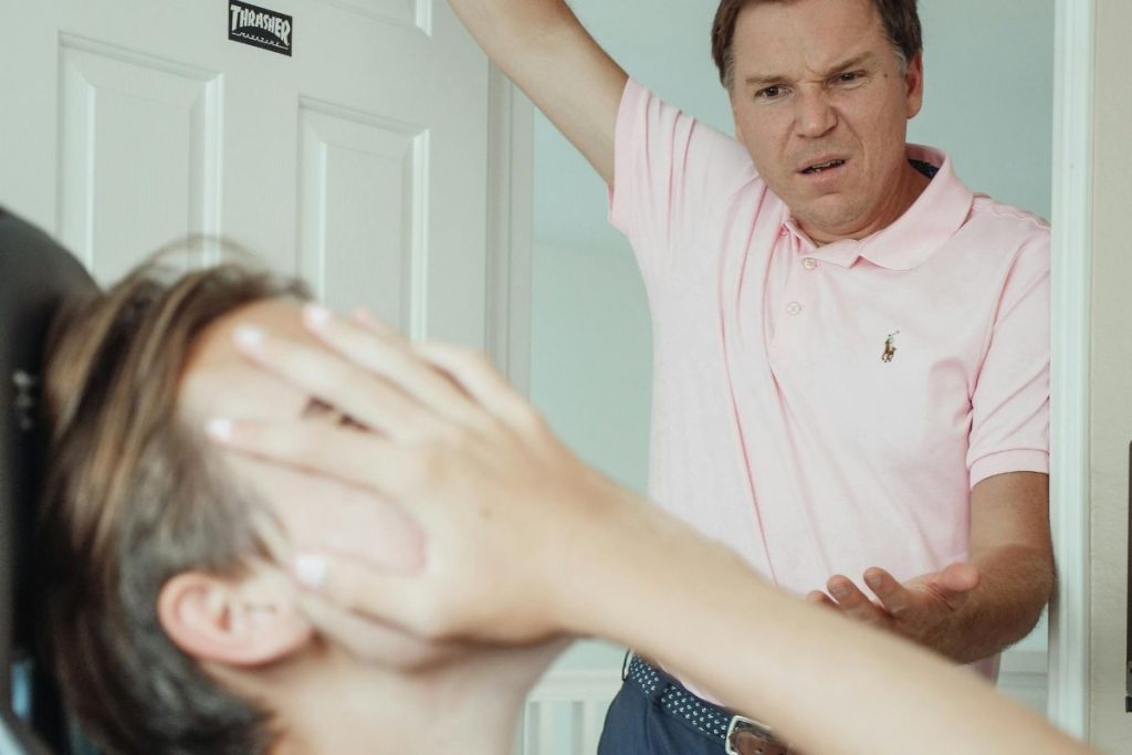 faz filhos adultos perderem o respeito pelos pais