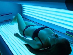 Mulher trans teve o atendimento em clínica de bronzeamento negado. (Foto: Ilustração)