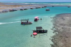 Conheça a praia brasileira de águas cristalinas e pouco movimento que tem conquistado viajantes