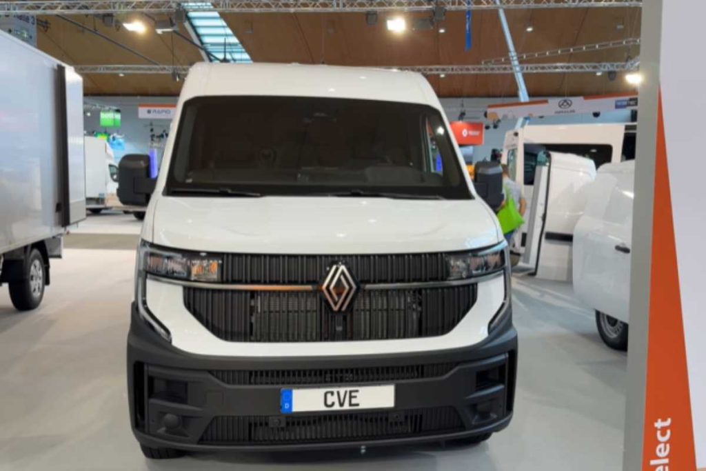 Nova Renault Master 2027 chega com 170 cv, câmbio de 9 marchas e versão elétrica