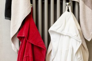 Especialistas explicam o jeito certo de secar toalhas e evitar cheiro ruim no tecido