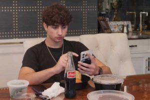 Zach Yadegari, o CEO da Cal AI (Imagem: Ilustração/Captura de tela/YouTube/CNBC Make It)