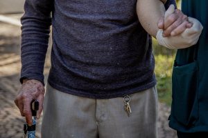 Brasileiros que cuidam de idosos em casa podem receber mais de R$ 800 por mês