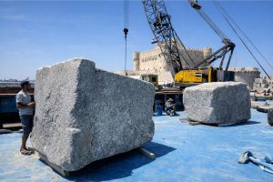 Mistério de 16 séculos resolvido: mergulhadores encontram blocos de granito de 60 toneladas de uma das 7 Maravilhas do mundo antigo