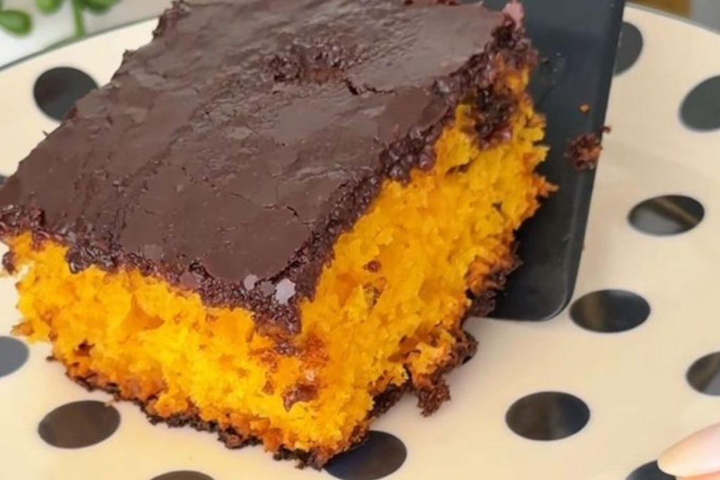 Bolo de cenoura com cobertura crocante