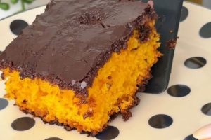 Bolo de cenoura com cobertura crocante