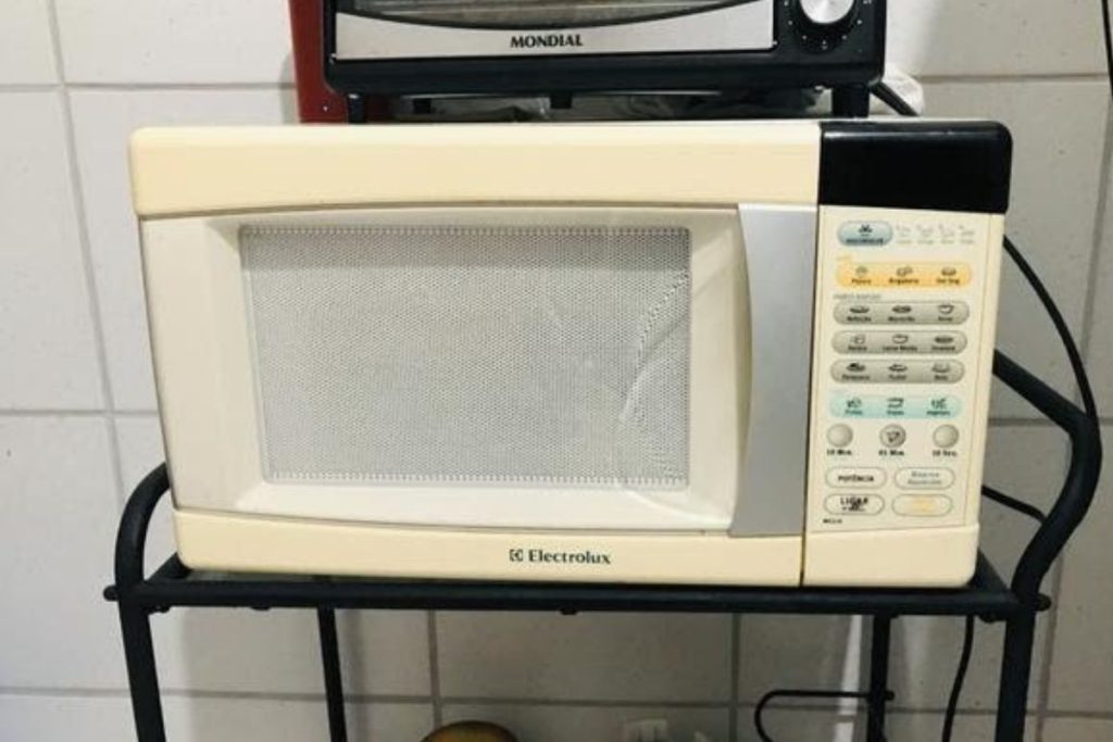 Fim do micro-ondas amarelado