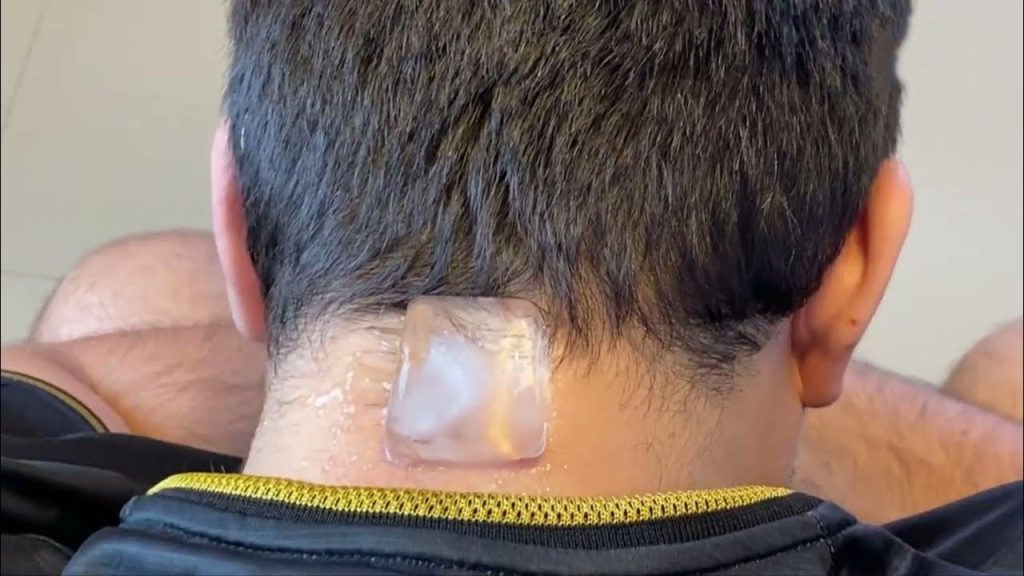 Técnica de colocar cubo de gelo na nuca pode ajudar a aliviar ansiedade ao estimular o nervo vago e desacelerar os batimentos cardíacos.