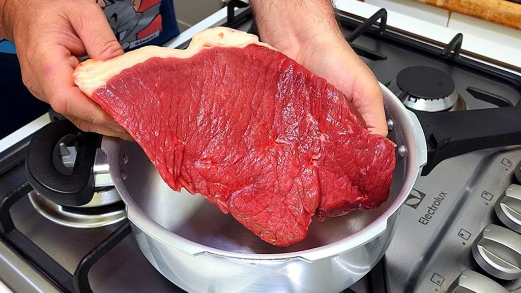 Receita de coxão mole na panela de pressão ensinada por Adilson Figueira promete carne macia, suculenta e fácil de preparar.