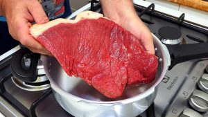 Receita de coxão mole na panela de pressão ensinada por Adilson Figueira promete carne macia, suculenta e fácil de preparar.
