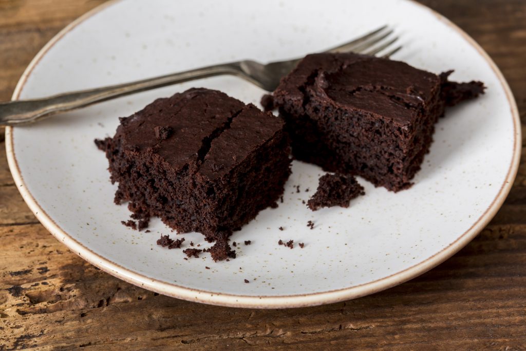 Adicionar água com gás no bolo de chocolate pode deixar a massa mais leve e ajudar a criar uma textura muito mais fofinha