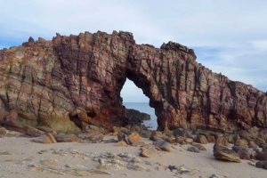 Conheça a vila sem bancos, sem asfalto e sem postes de luz que guarda algumas das praias mais bonitas do Brasil