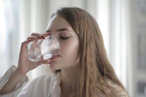 Água em jejum: o hábito simples que nutricionistas dizem mudar sua energia