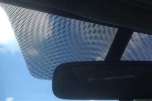 Não é decoração, nem defeito: para que servem os pontos pretos nas bordas do para-brisa dos carros
