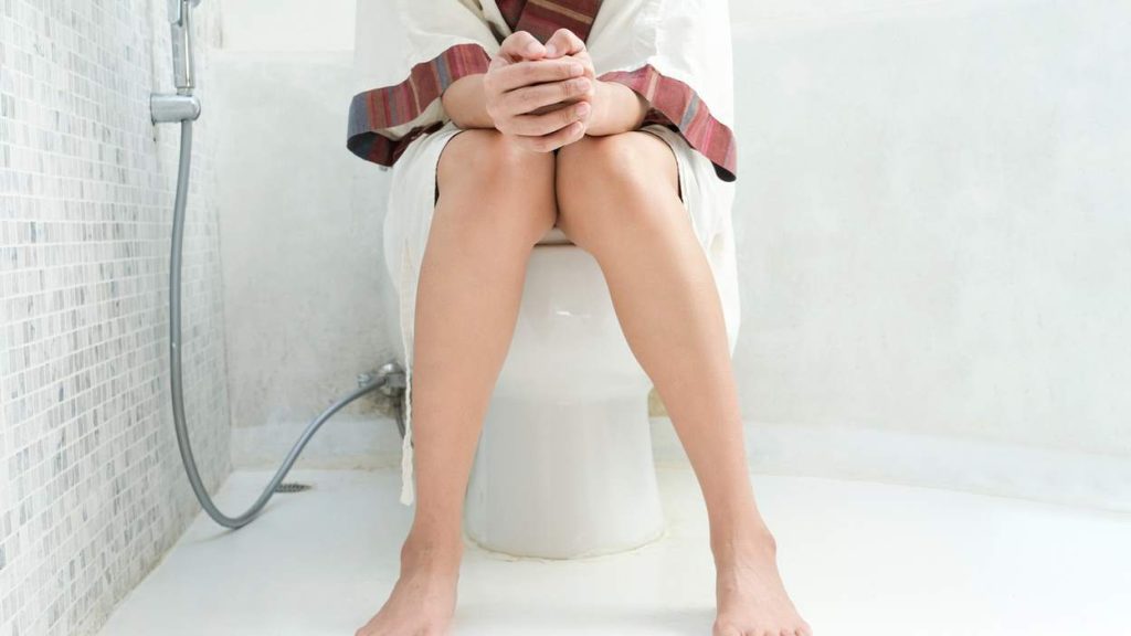 normal ir ao banheiro à noite