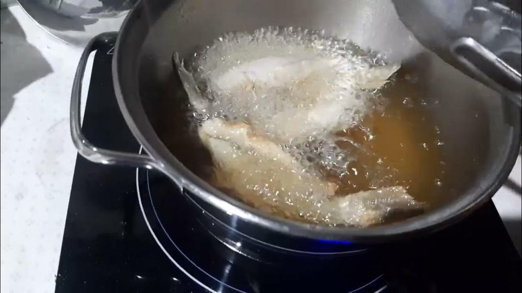 A temperatura ideal para fritar peixe ajuda a criar uma crosta dourada na superfície e evita que o alimento grude durante o preparo