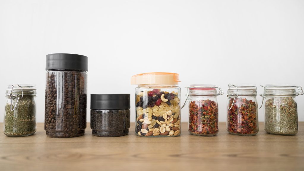 Saber onde guardar temperos corretamente ajuda a preservar o aroma, o sabor e a qualidade desses ingredientes por muito mais tempo