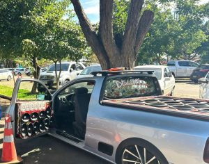 Caminhonete modificada com som automotivo.