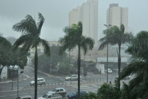 Goiânia entra em alerta após chuva forte e risco de alagamentos