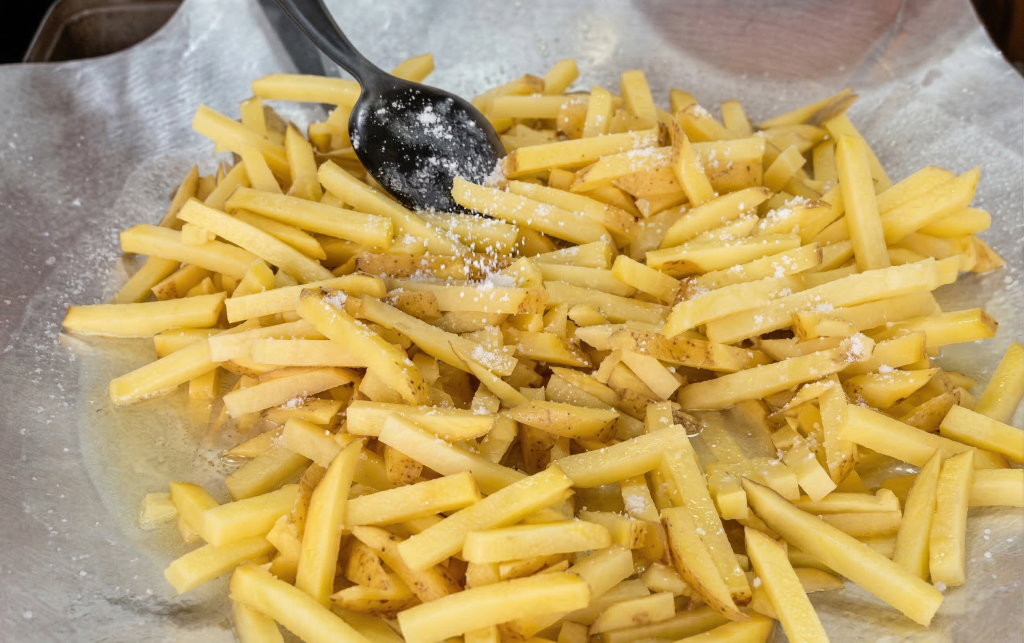 Cozinheira revela dica simples para deixar a batata frita mais crocante e evitar que ela fique mole no preparo em casa.