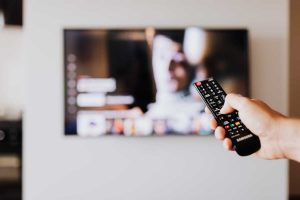 Conta de energia cara: saiba se deixar a TV ligada por 8 horas pesa na conta de luz
