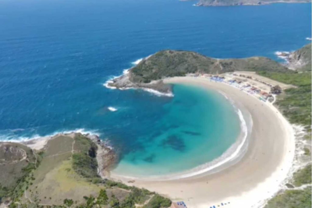 Praia perto de Niterói conquista visitantes com águas tranquilas e paisagem natural
