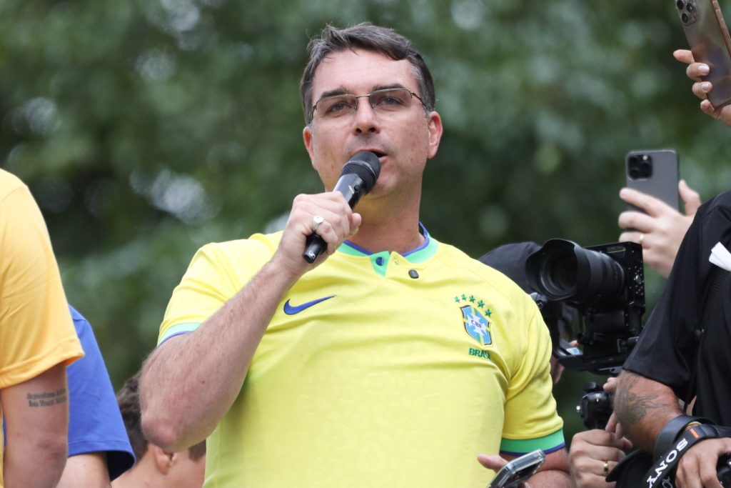 Flávio avança entre eleitores independentes e empata com Lula no 2º turno, aponta Genial/Quaest