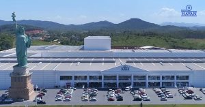 Havan leva mais de 80 funcionários para Paris em viagem internacional com tudo pago. A iniciativa reconhece vendedores que se destacaram em campanha de vendas.