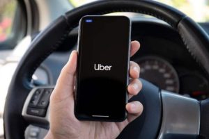 Uber lança novo serviço que conecta passageiras a motoristas mulheres em Goiânia