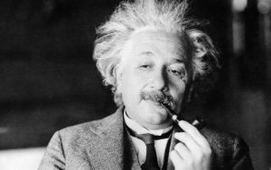 Frase de Albert Einstein sobre felicidade e objetivos continua sendo citada em livros e palestras. Entenda o significado da reflexão do cientista.