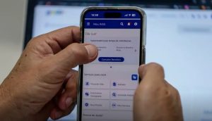 Ressarcimento do INSS libera R$ 3,3 bilhões para aposentados e pensionistas que sofreram descontos indevidos. Prazo para solicitar termina em 20 de março.