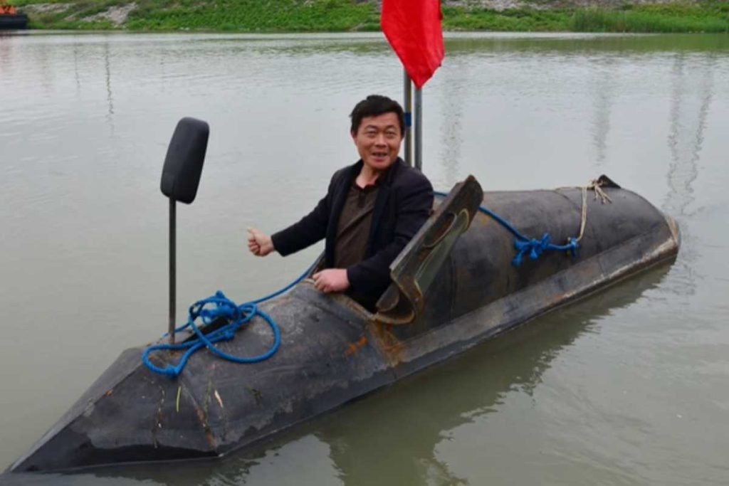 Chinês de 60 anos surpreende ao construir submarino caseiro do zero, que chega até 8 metros de profundidade por 30 minutos