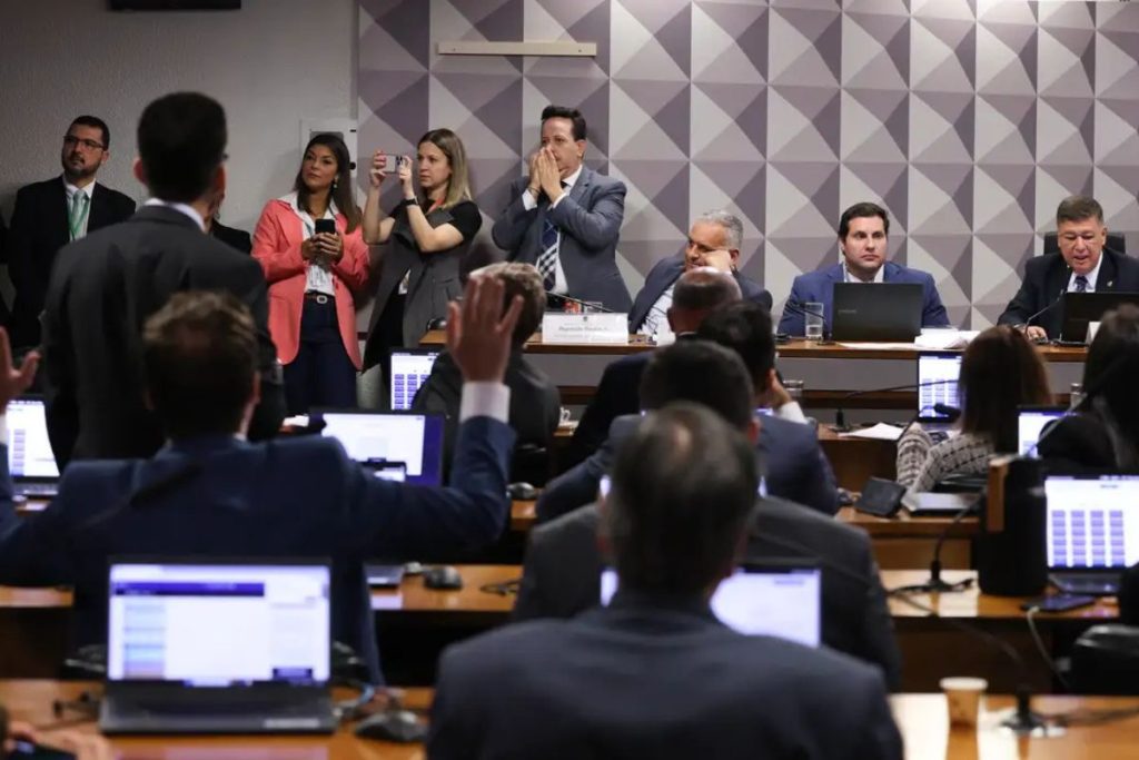 CPMI do INSS aprova convocação de cunhado e ex-namorada de Vorcaro