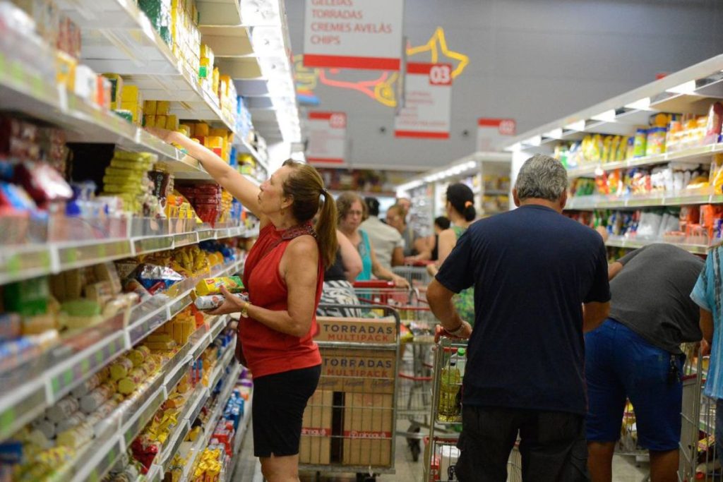 Quanto ganha um estoquista no Assaí, Carrefour e Atacadão em 2026? Veja salário e benefícios