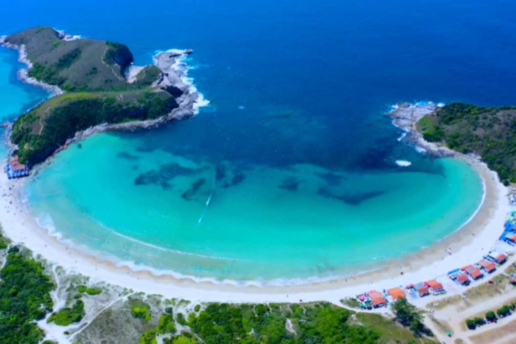 A praia a 2 horas de Niterói onde o mar parece piscina natural, e a vizinha tem selo internacional