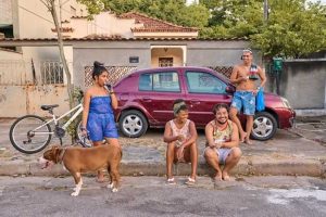 O costume de sentar na calçada para conversar com vizinhos até tarde