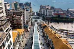 Maior escada rolante ao ar livre do mundo é inaugurada no meio de cidade