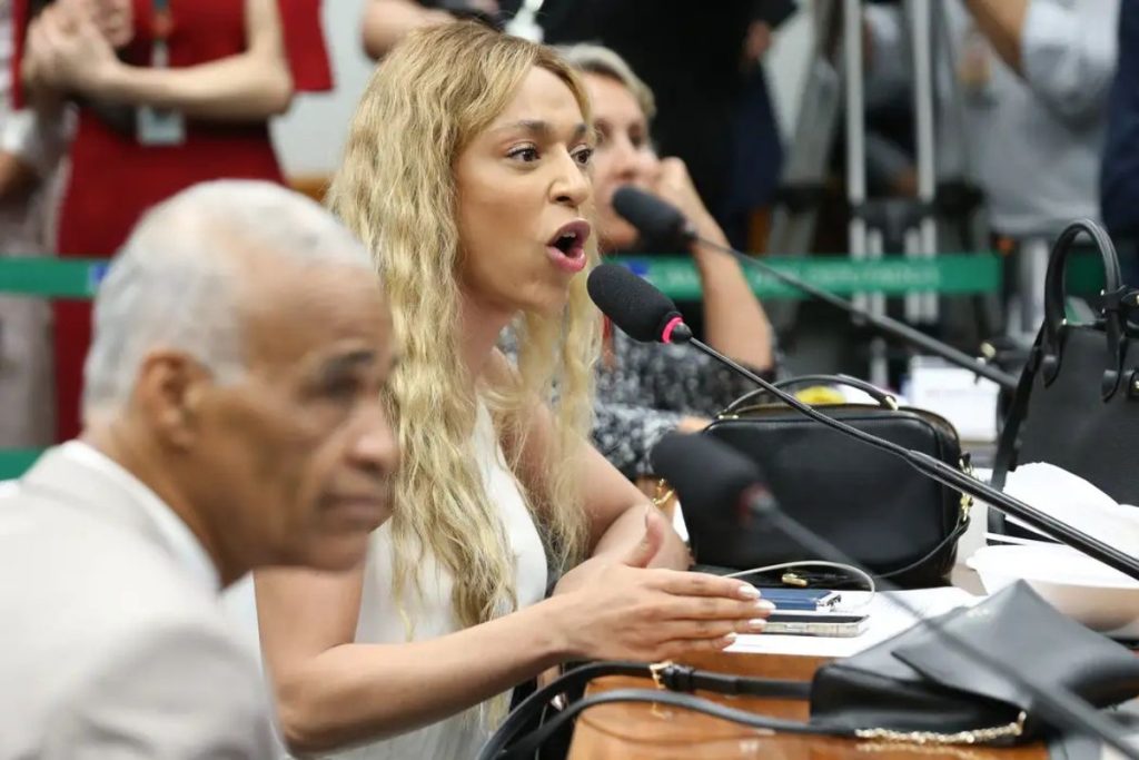 MPF pede condenação de Ratinho e SBT por falas contra Erika Hilton