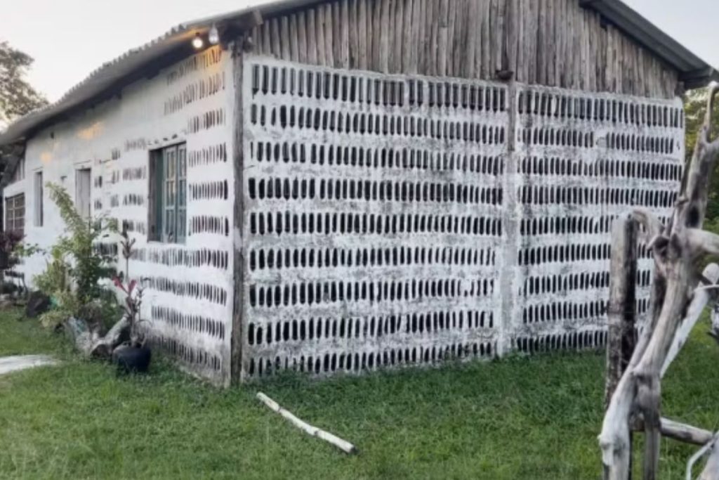 Mãe e filha se unem para construir casa