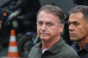 Bolsonaro está estável, mas situação é extremamente grave, diz médico